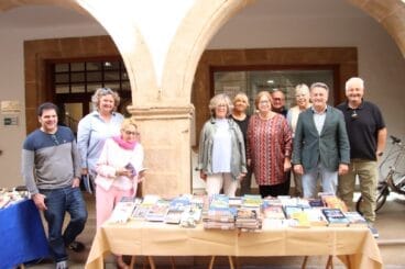 Mesa informativa de la sección internacional en la Biblioteca de Xàbia