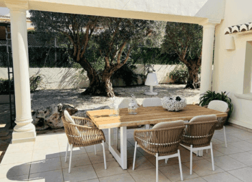 Mesa para comer en la terraza de la villa
