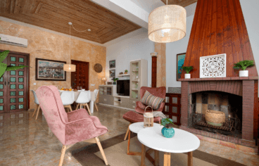 mplio salón-comedor con TV y aire acondicionado