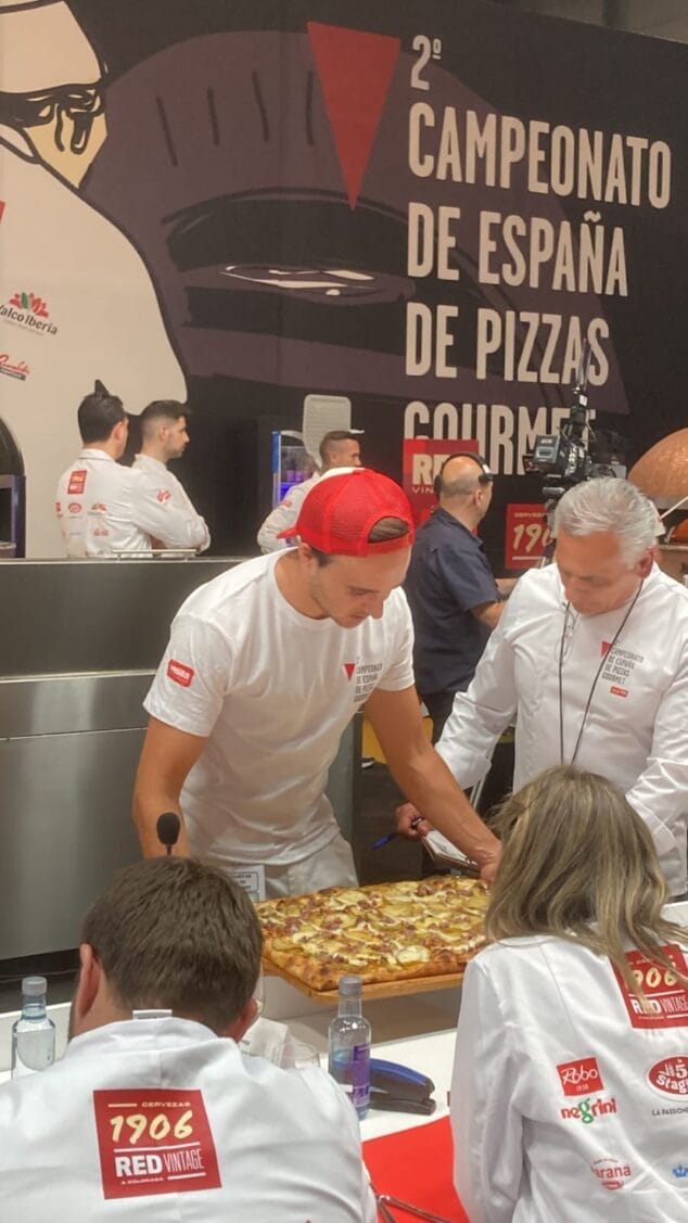 Imagen: Nicolás presentado la pizza taglio al jurado