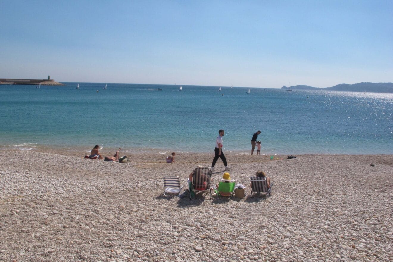 Personas tomando el sol en la playa de la Grava