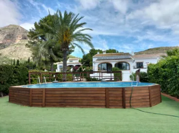 Piscina elevada con terraza de parquet alrededor