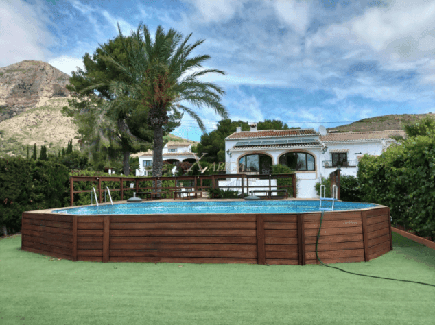 Imagen: Piscina elevada con terraza de parquet alrededor