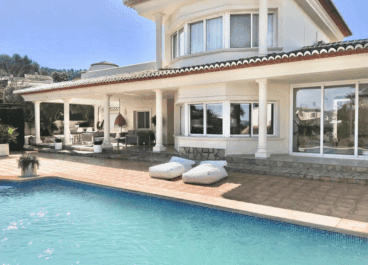 Piscina y fachada de Villa California