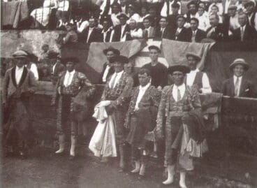 Toreros en la plaza de toros de Xàbia en 1920. del libro Aquell Poble . Fundación Cirne XM