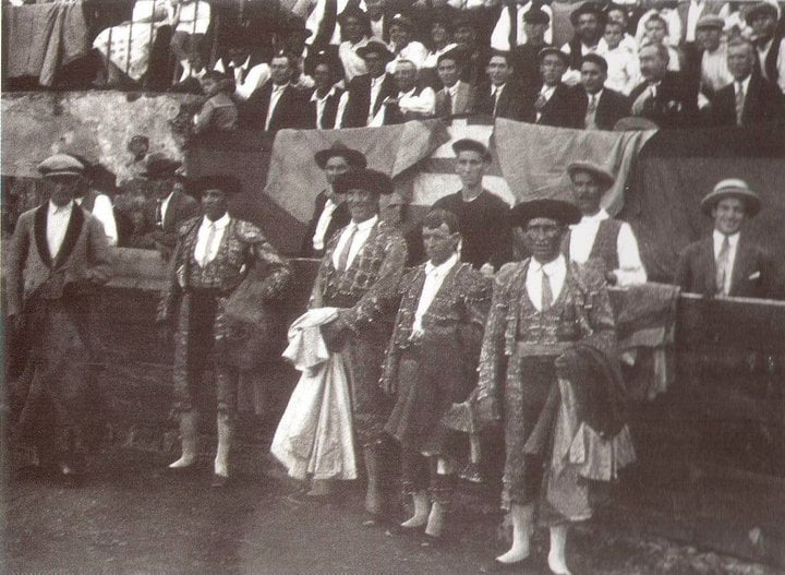 Toreros en la plaza de toros de Xàbia en 1920. del libro Aquell Poble . Fundación Cirne XM