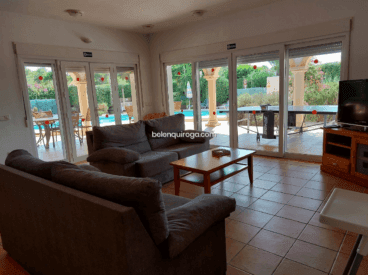 Relájate en el amplio y acogedor salón-comedor de esta propiedad en La Guardia