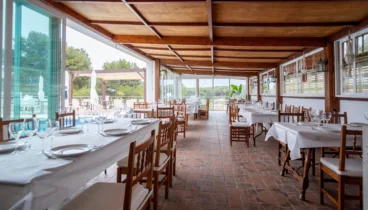 Terraza al aire libre ideal para tomar tapas en el Parque Natural del Montgó