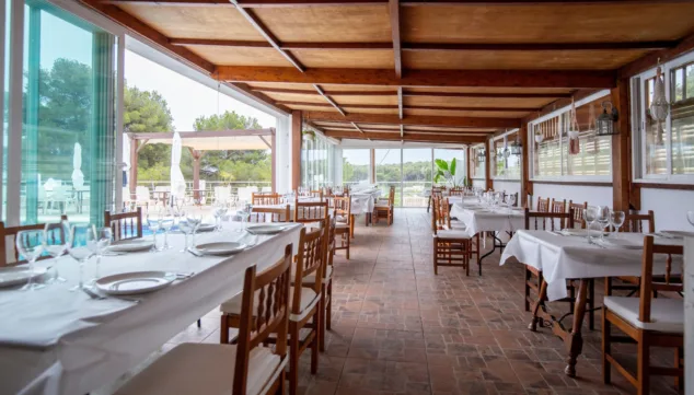 Imagen: Terraza al aire libre ideal para tomar tapas en el Parque Natural del Montgó