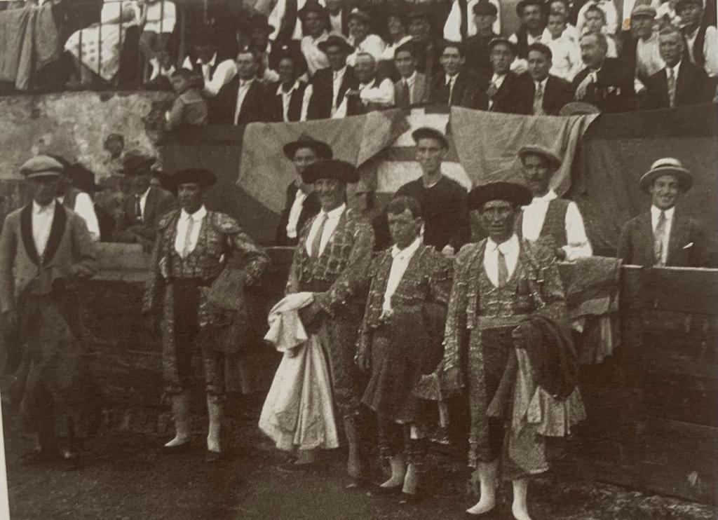 Toreros antes de la corrida en la Plaza de Toros de Xàbia Foto Libro Aquell Poble