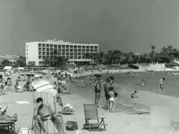 Turismo en la playa del Arenal  años 60 | Foto Construcciones Cholbi