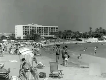Turismo en la playa del Arenal  años 60 | Foto Construcciones Cholbi