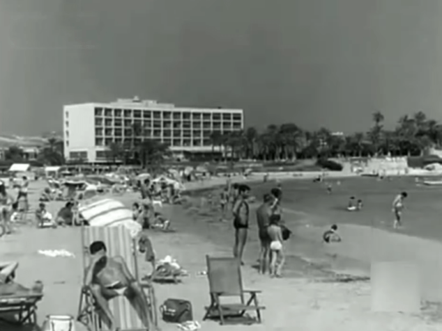 Imagen: Turismo en la playa del Arenal  años 60 | Foto Construcciones Cholbi