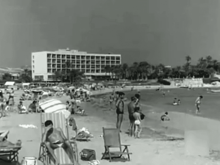 Turismo en la playa del Arenal  años 60 | Foto Construcciones Cholbi