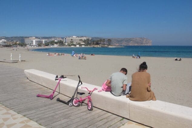 Imagen: Turistas en Semana Santa en la playa del Arenal