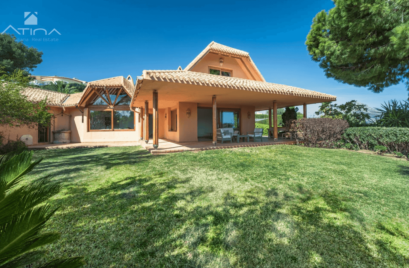 Villa en venta en Jávea con vistas al mar muy cerca de la Playa del Arenal