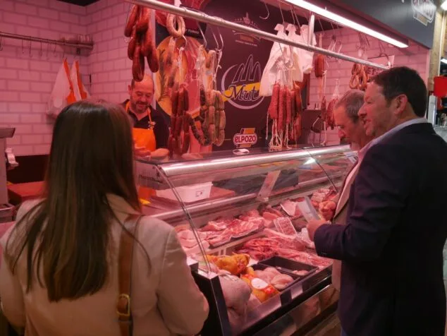 Imagen: Visita de VOX al Mercado Municipal