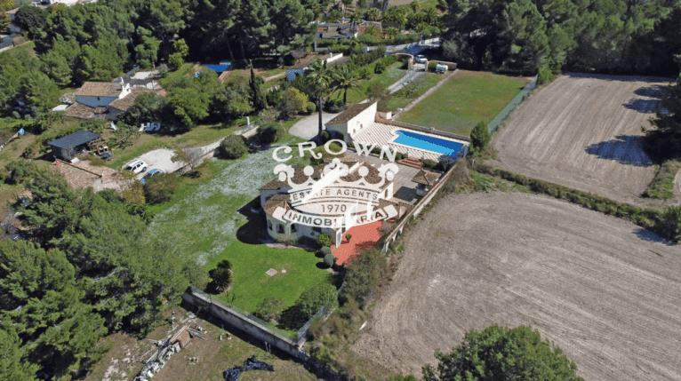 Vista aérea de la gran parcela que envuelve al chalet