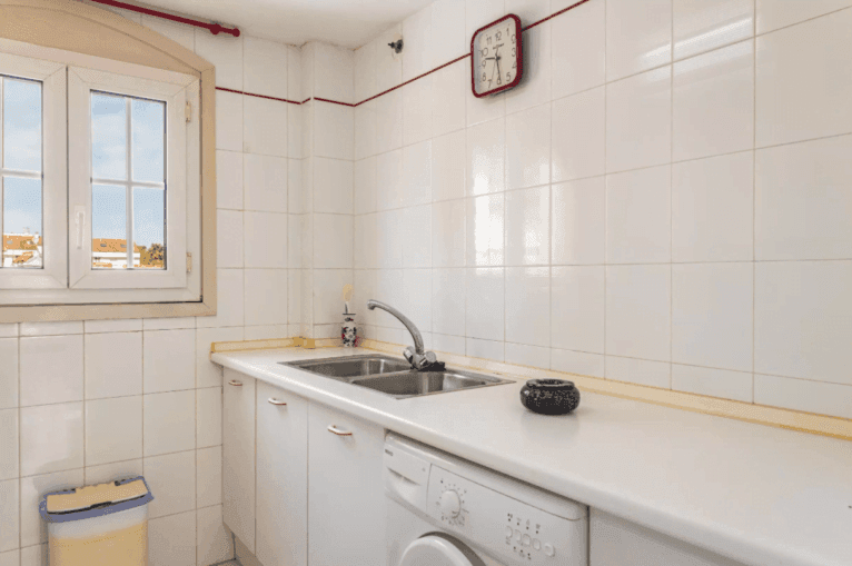Zona de fregadero en la cocina del apartamento