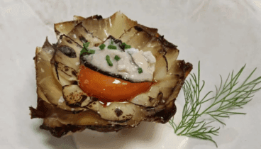 Alcahcofa brasa, ostra, yema curada y una base de ajoblanco