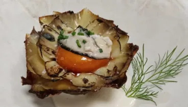 Alcahcofa brasa, ostra, yema curada y una base de ajoblanco