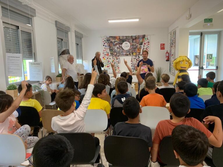 Students of the CEIP Port de Xàbia in the beekeeping workshop