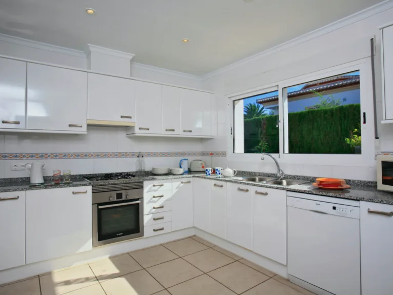 Amplia cocina con mucho espacio para almacenaje