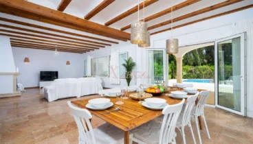 Amplio salón-comedor con chimenea