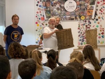 Apicultors El Montgó muestran los enseres de la apicultura