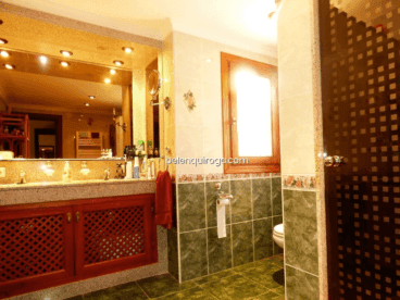 Baño de la vivienda con dos lavabos