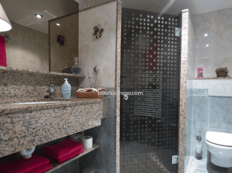 Baño de la vivienda con ducha y mampara a medida