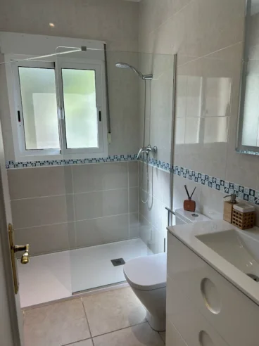 Baño de la vivienda con plato de ducha
