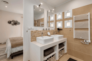 Baño en suite de diseño con dos lavabos