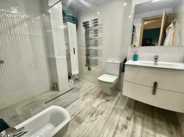 Baño moderno con amplio plato de ducha