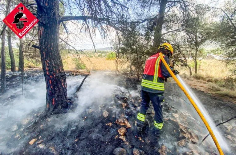 Bombero trabajando en la extinción del incendio de la zona del Montgó de Xàbia