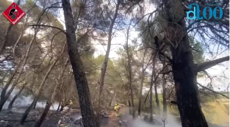 Bomberos en las labores de extinción del incendio del Montgó