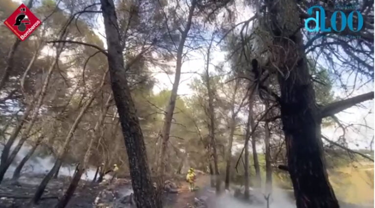 Feuerwehrleute löschen den Brand in Montgó