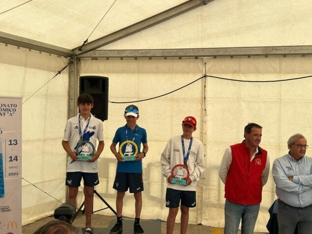 Imagen: Mateo en lo alto del podio en el Campeonato Autonómico Optimist A