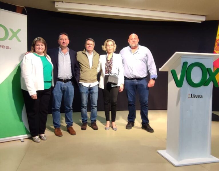 Candidats VOX Jávea avec des députés au rassemblement