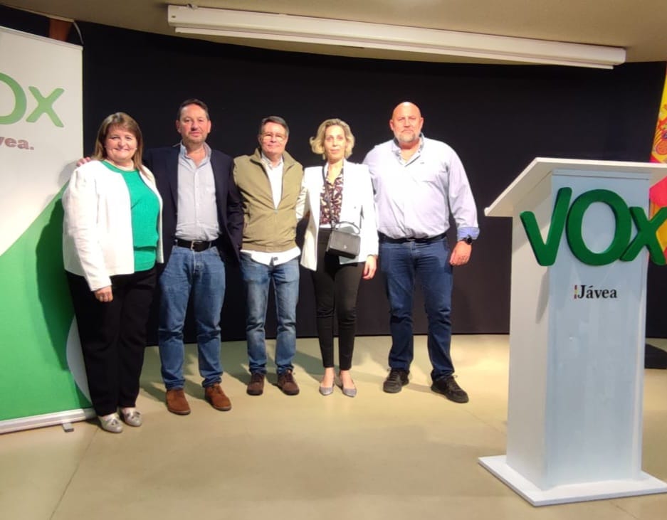 Candidatos de VOX Jávea con los diputados en el mitin