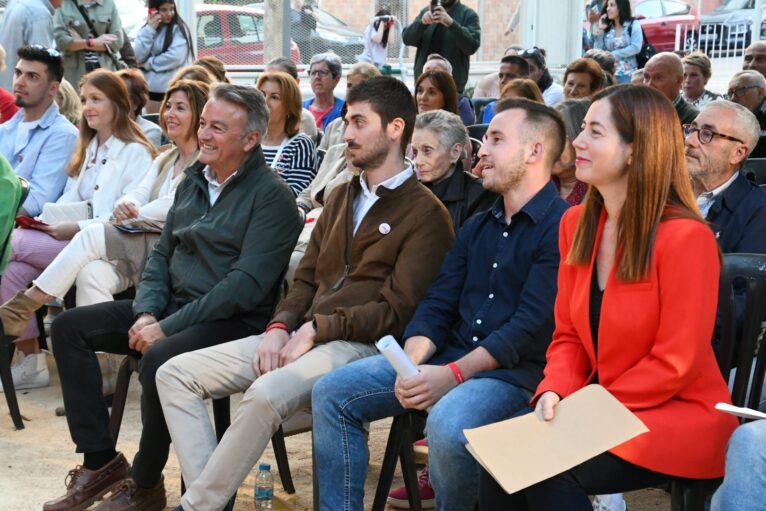 Candidatos do PSOE Xàbia e público no comício Freginal