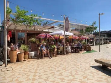 Clientes en la terraza de Acqua