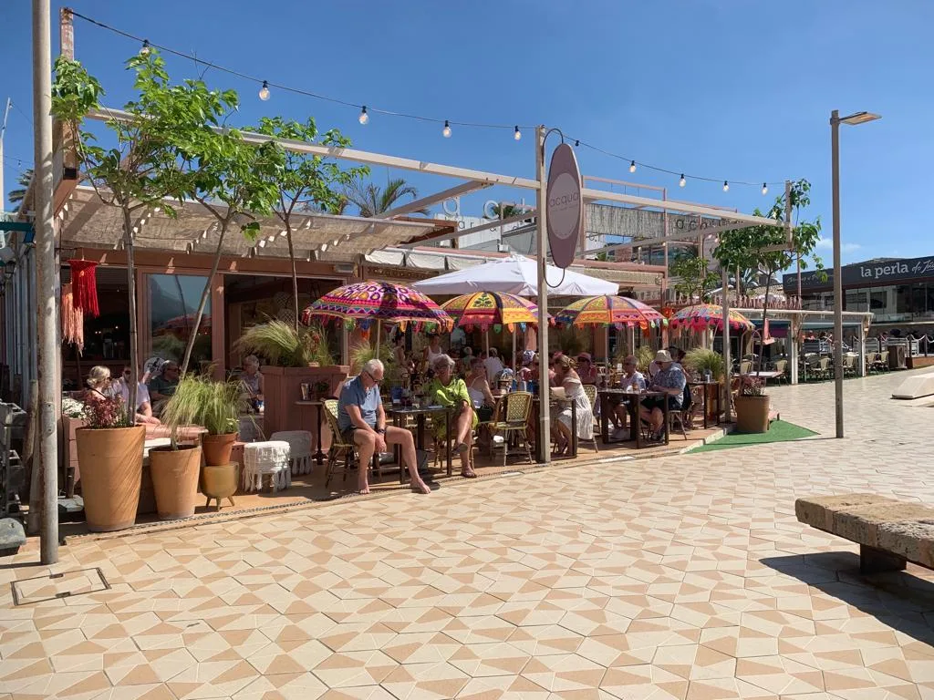 Clientes en la terraza de Acqua