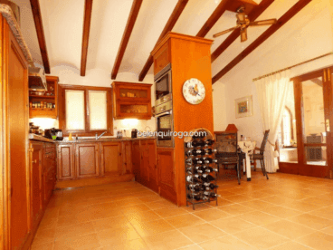 Cocina-comedor de madera de estilo rústico