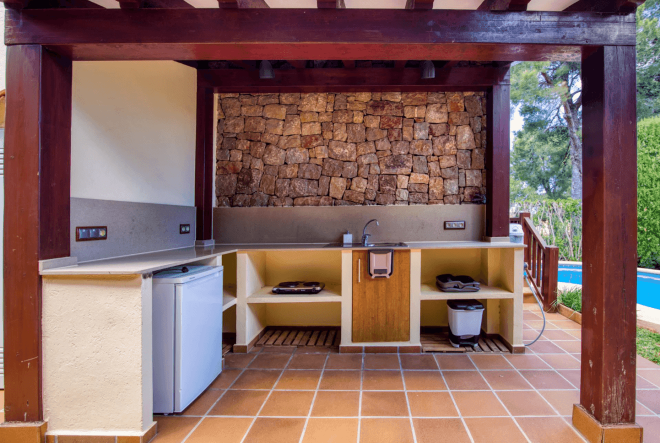 Cocina de exterior de la vivienda junto a la piscina