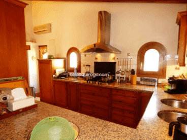 Cocina de madera con barra americana