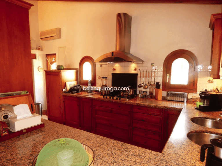Cocina de madera con barra americana