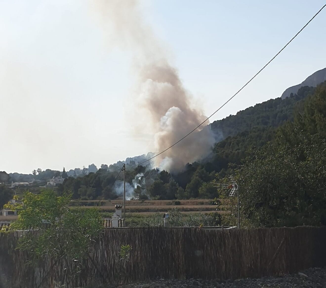 Columna de humo del incendio del Montgó | Foto Javea Connect