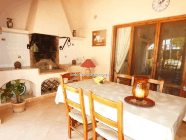 Comedor exterior de la vivienda con barbacoa