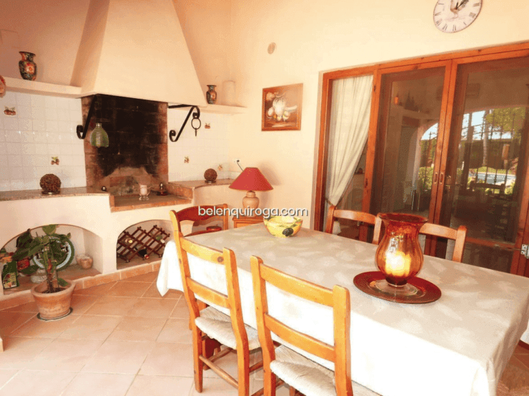 Comedor exterior de la vivienda con barbacoa
